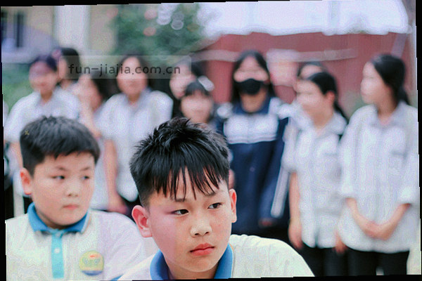亚冠淘汰赛现场，球员突破推进
